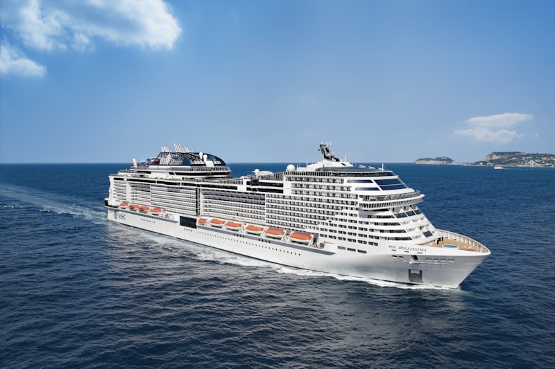 Navire de croisière MSC naviguant en Méditerranée
