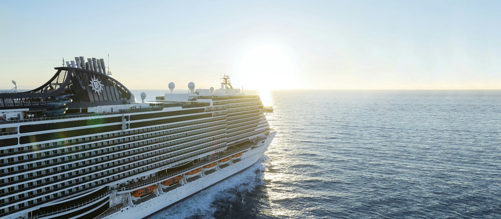 Un grand paquebot de croisière en mer, au coucher du soleil