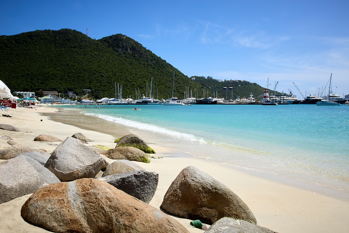 Plage de sable et mouillage de voiliers sur l'île de Saint-Martin