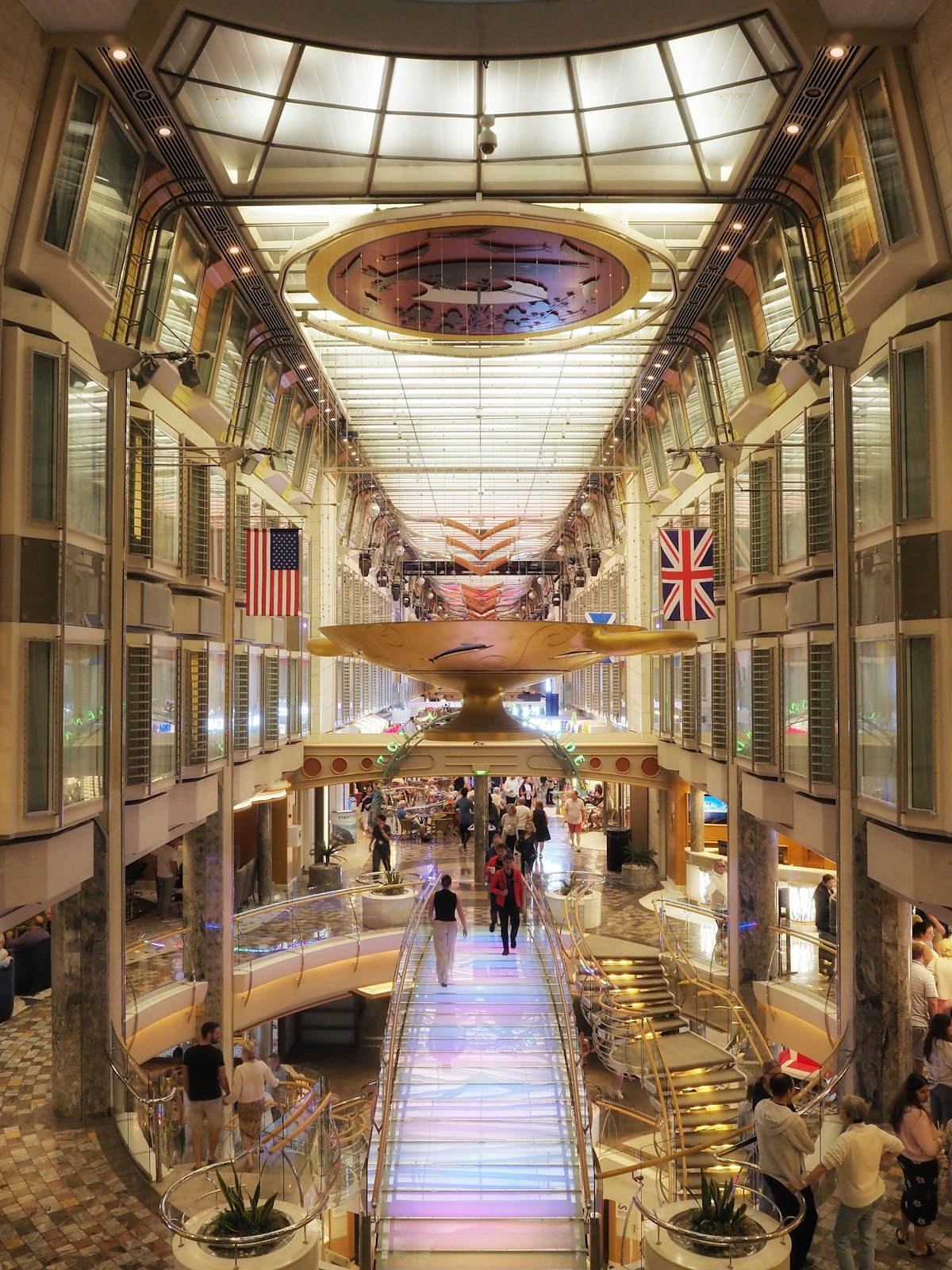 Grand atrium intérieur d'un navire de croisière sur plusieurs étages